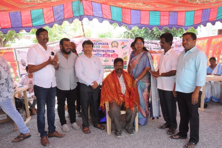 పారిశుధ్య నిర్వహణలో చొరవ చూపిన హనుమాన్ ప్రసాద్‌కు ఘన సన్మానం